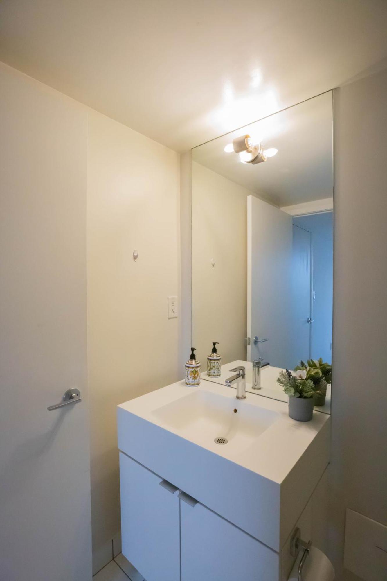 Cn Tower View Suite With Free Parking 토론토 외부 사진